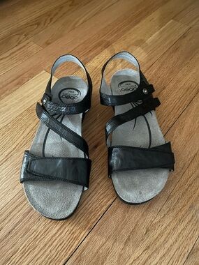 Womens Quartz Support Black Leather Strappy  Low Heel Sandals